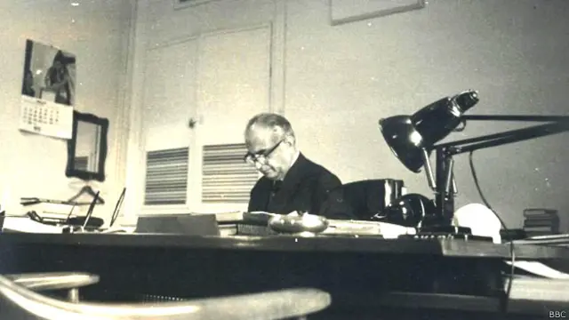 प्रधानमंत्री इंदिरा गॉंधी के प्रधान सचिव पीएन हक्सर अपने कार्यकाल में फ़ाइलें निबटाते हुए.