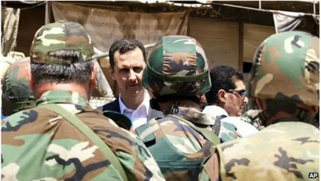 Òng Assad đi thị sát quân đội