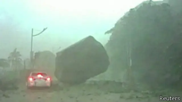 Pedra quase atinge carro em delizamento na costa de Taiwan | Foto: Reuters