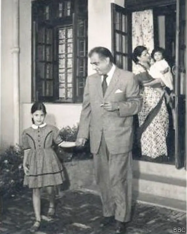 पीएन हक्सर अपने पत्नी और बेटियों के साथ.