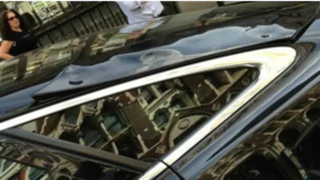 Partes do Jaguar estacionado próximo ao prédio foram derretidas