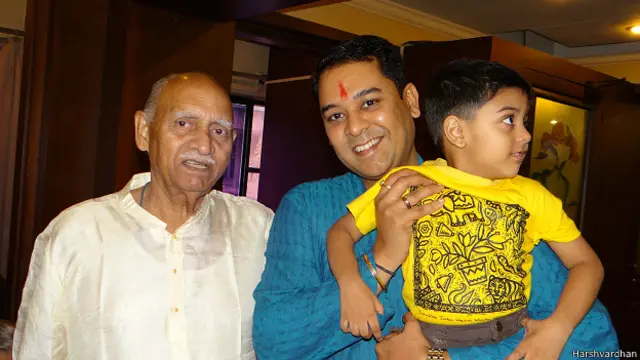 अपने पिता और बेटे के साथ हर्षवद्धन नवाथे