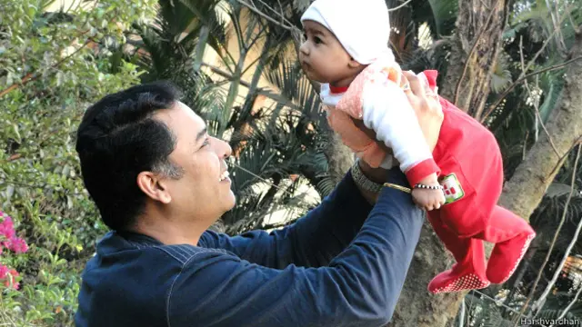 छोटे बेटे के साथ हर्षवर्धन. वो कहते हैं कि कौन बनेगा करोड़पति की वजह से उनका आईएस बनने का सपना अधूरा रह गया लेकिन उन्हें इसका कोई अफ़सोस भी नहीं है.