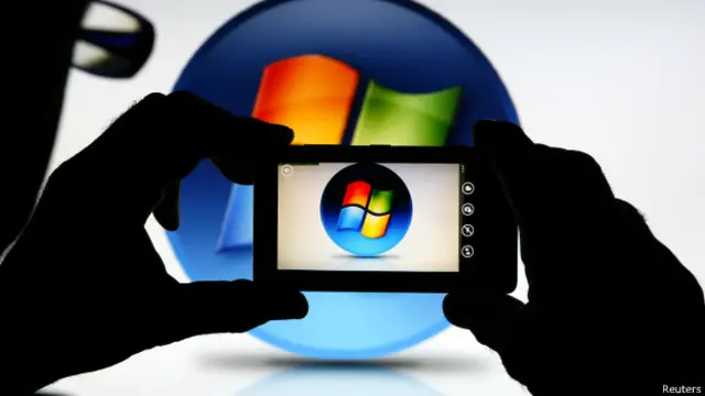 Teléfono Nokia toma foto del logo de Microsoft