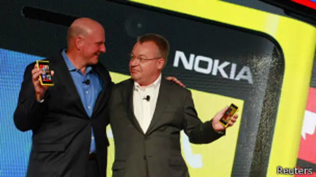 Steve Ballmer (izq.) y Stephen Elop