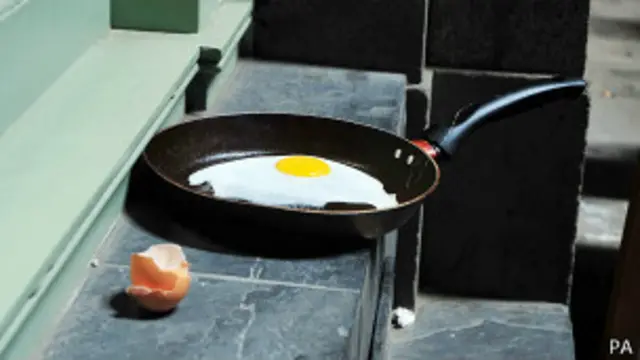 Huevo frito por el calor reflejado por un rascacielos