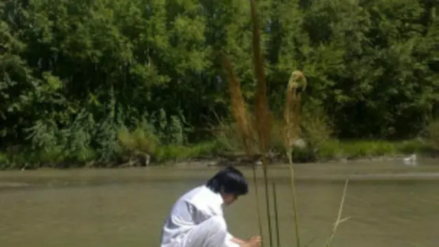 تمامی افغانهایی که به خارج از افغانستان مسافرت نکرده اند، خارج از افغانستان به نظر آنها مجموعه ای از تمامی امکانات و سهولتهایی است جهت عبور از همه بدبختیهای زندگی که آنان شاهد بوده اند.