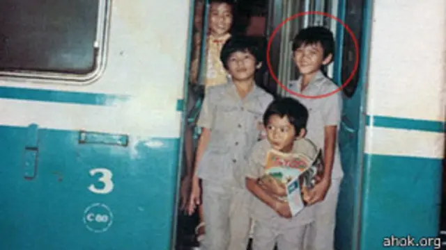 Ahok (dalam lingkaran merah) bersama adik-adiknya di masa kanak-kanak.