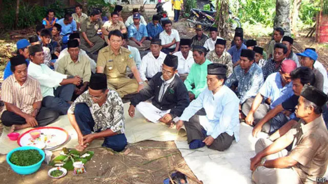 Basuki Purnama saat menjadi Bupati Belitung Timur dan bertemu warganya.