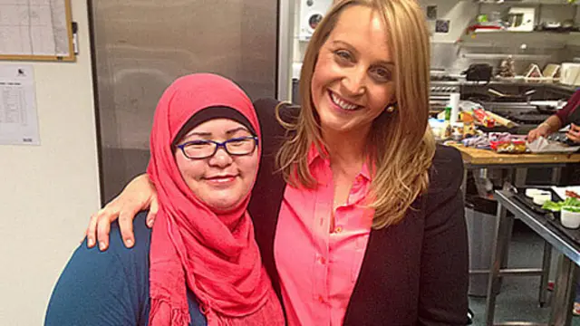 科博拉和赞茜(右)