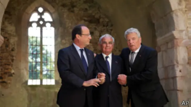 法国总统奥朗德，德国总统高克同一战幸存者在一起