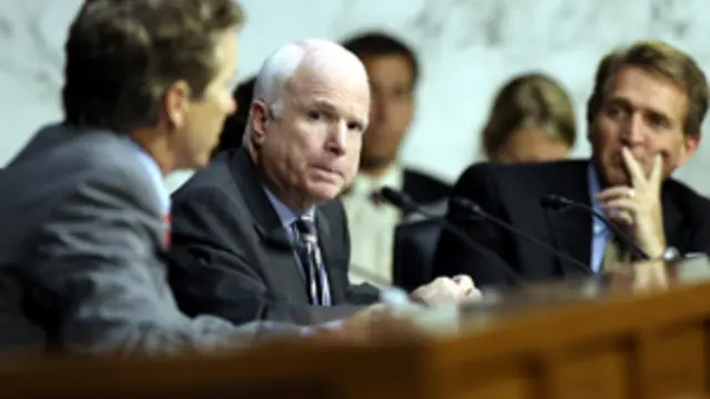 السيناتور جون ماكين من اقوى مؤيدي التدخل المسلح في سوريا