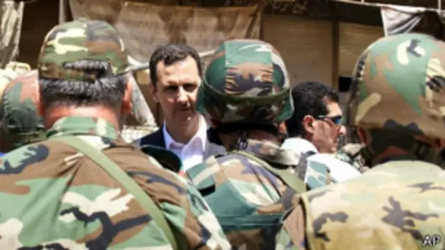 阿萨德与政府军士兵