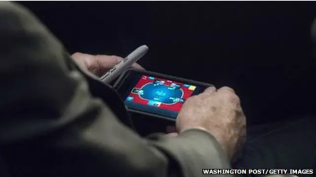Ông McCain bị phóng viên ảnh của Washington Post chụp hình chơi game trên iPhone