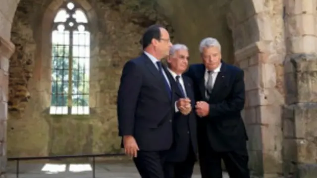 يعتبر غاوك أول شخصية رسمية المانية يزور موقع المجزرة