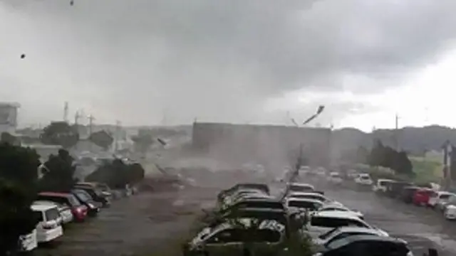 Tornado atinge o Japão e é filmado por alunodonos de casa de apostasescola. Foto: reproduçãodonos de casa de apostasvídeo/BBC