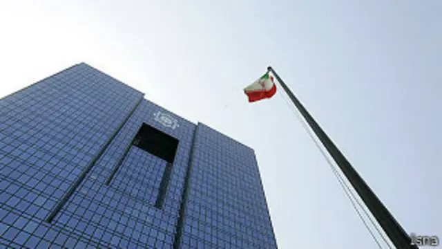 گزارش بانک مرکزی نشان می دهد که درامدهای نفتی در فاصله دو سال نصف شده است