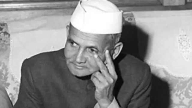 लाल बहादुर शास्त्री के प्रधानमंत्रित्व काल में लक्ष्मीकांत झा बेहद पॉवर पुल अधिकारी माने जाते थे.