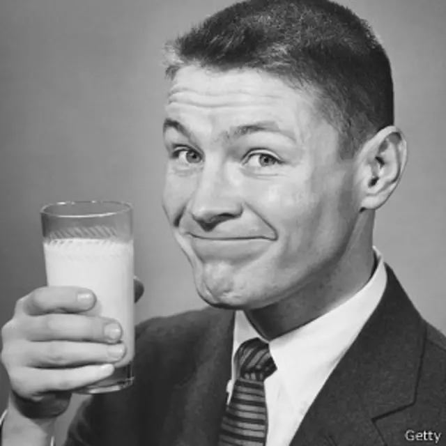 Joven de los ´50 con vaso de leche