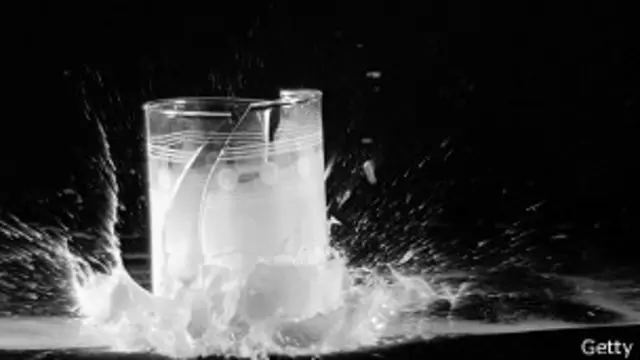 Vaso de leche quebrándose