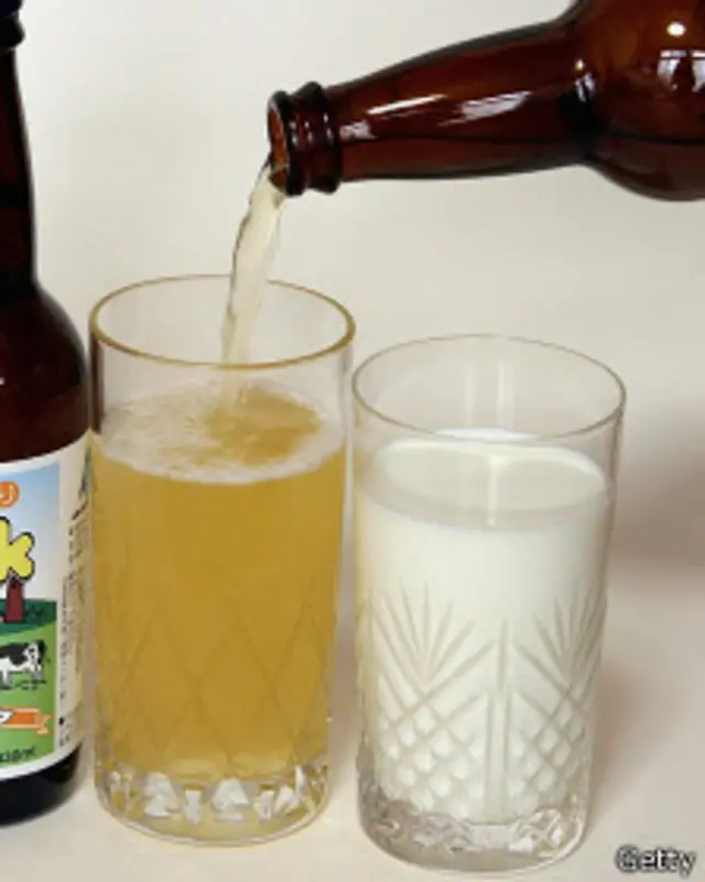 Vasos de leche y cerveza