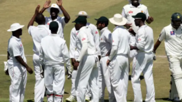  پاکستان ٹیم کے پہلے تین کھلاڑی جلد ہی آؤٹ ہو گئے۔