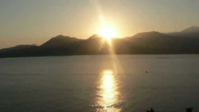 'उषा' कविता में भोर के सौन्दर्य का बेहद कलात्मक चित्रण है. 