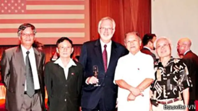 Giáo sư Huệ Chi (thứ hai, trái sang)