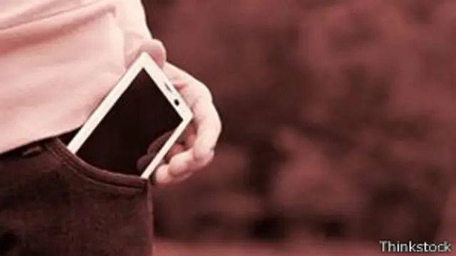Celular en el bolsillo