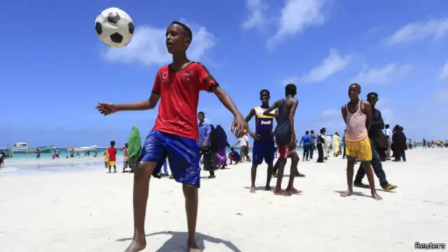 صبية يلعبون كرة القدم بالعاصمة الصومالية مقديشو