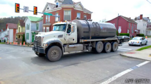 Un camión con aguas residuales pasa por Waynesburg, Pensilvania.