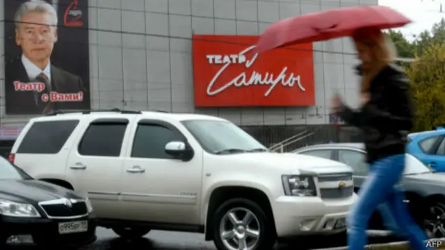 Театр сатиры с предвыборным плакатом Собянина