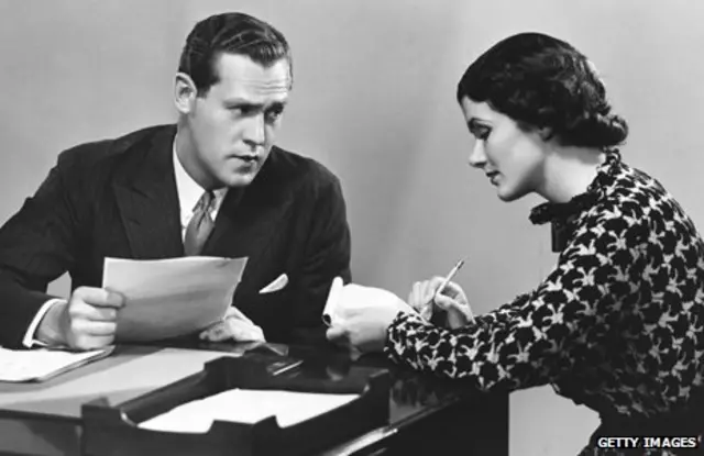 Jefe dictándole texto a la secretaria