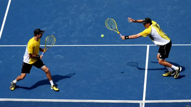 ब्रायन बंधु पिछड़ रहे थे, हालाँकि उन्होंने कोशिश की कि सेट में वापसी हो सके.