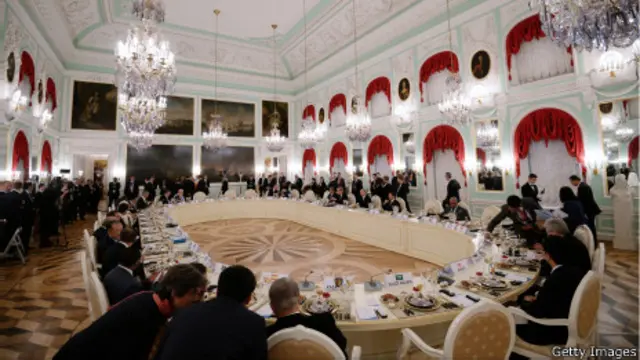 خصص العشاء لمناقشة الأزمة السورية