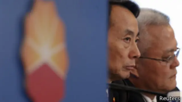 中石油标志和蒋洁敏与现任中石油董事长周吉平（2010年资料照片）