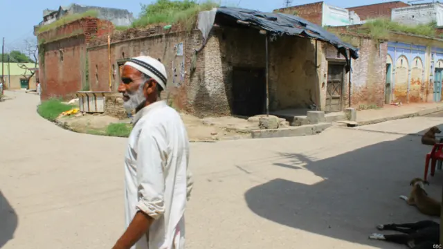 कवाल गाँव के इसी चौक पर 27 अगस्त को तीन युवकों की मौत हुई थी. अब यहाँ सन्नाटा पसरा है और एक-दो लोग ही नज़र आ रहे हैं. 