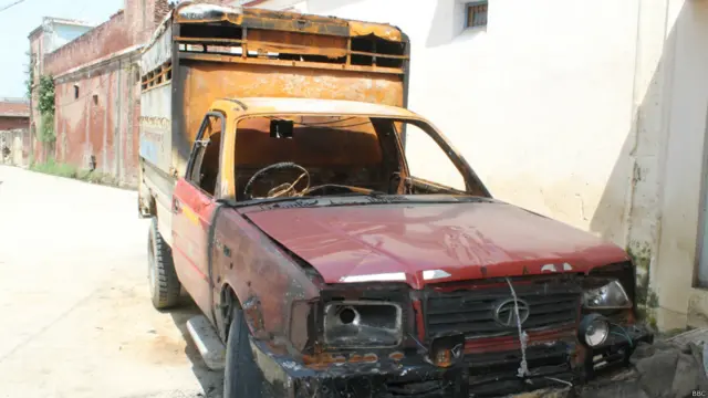 कवाल गाँव में जली हुई एक कार