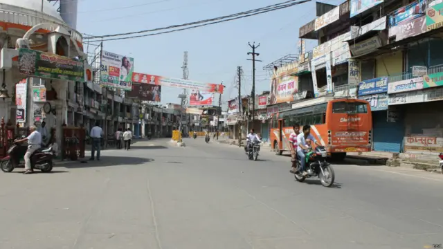 हत्याकांड में गिरफ़्तारी न होने पर गुरुवार को मुज़फ़्फ़रनगर में बंद रखा गया. शहर के क़रीब 40 प्रतिशत हिस्से में दुकानें बंद रहीं. यह बेहद व्यस्त रहने वाले शिव चौक का नज़ारा है. 