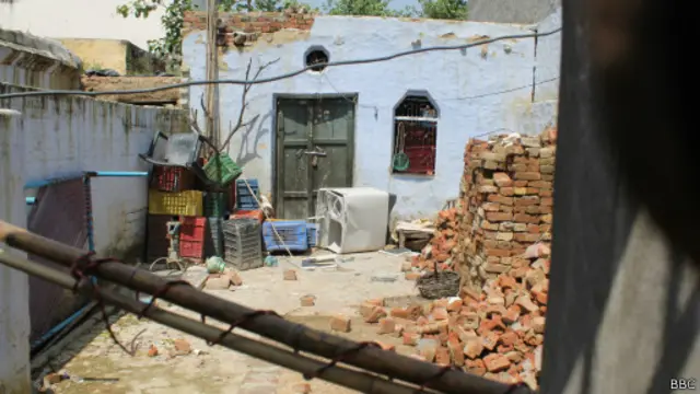 अल्पसंख्यक समुदाय का एक घर