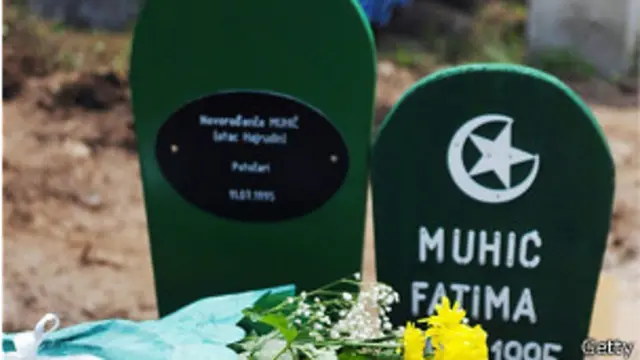 Tumba de víctima de masacre de Srebrenica
