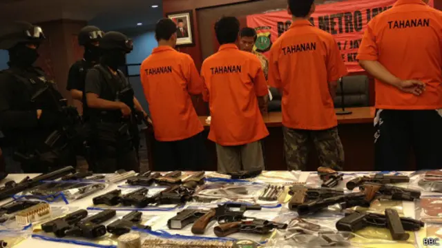 Polisi dan barang bukti senjata rakitan yang diduga terkait terorisme.