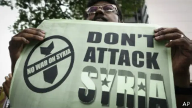 Участник протестов против овзможных бомбардировок Сирии