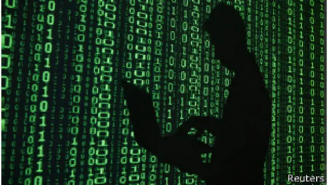 Silueta de un hombre consulta una computadora