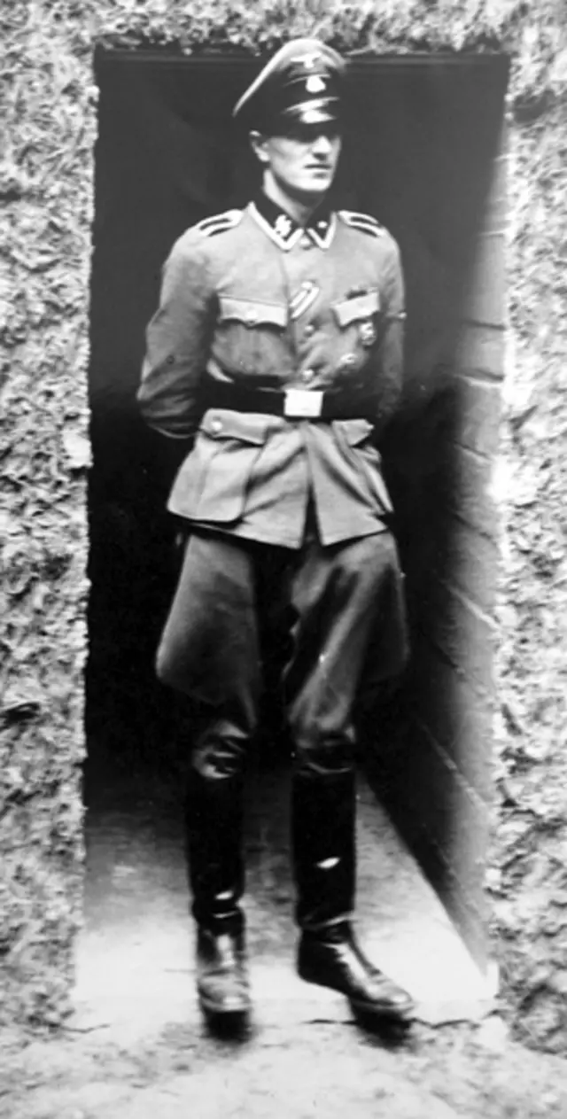 انضم ميش الى الـ SS وهو في العشرين من عمره