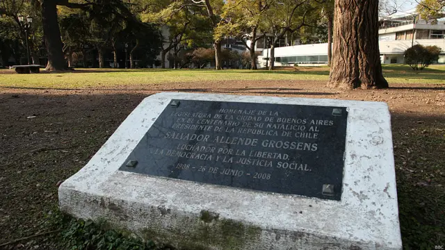 Placa a Salvador Allende