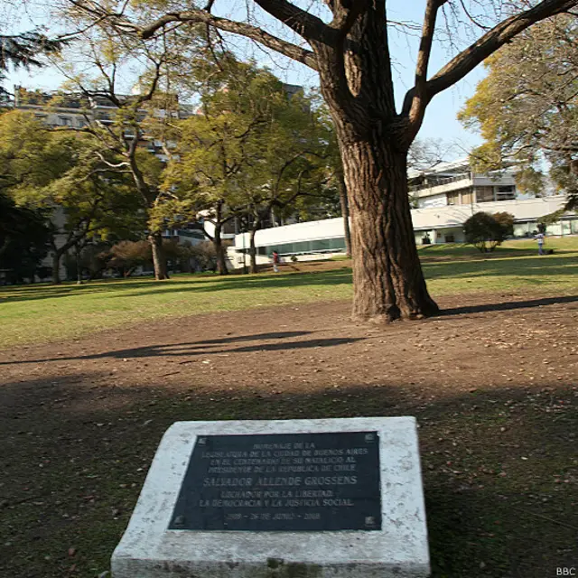 Placa a Salvador Allende