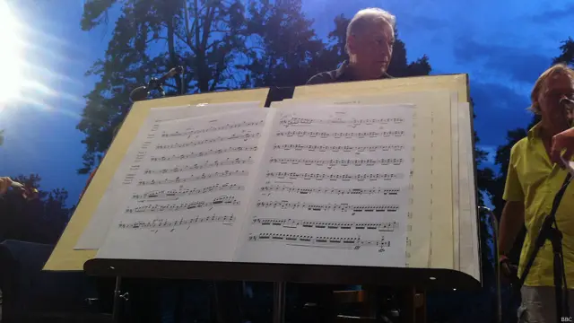 भारतीय मूल के विश्वविख्यात ऑर्केस्ट्रा संचालक ज़ुबिन मेहता के श्रीनगर में शनिवार को होनेवाले कॉन्सर्ट के पहले उन्होंने मुगल गार्डन में रिहर्सल की. इस कार्यक्रम में सौ से ज्यादा कलाकार हिस्सा लेंगे. कार्यक्रम शनिवार साढ़े चार बजे शुरू होगा और डेढ़ घंटे तक चलेगा. दुनिया के पचास से ज्यादा देशों में दिखाया जाएगा. कार्यक्रम का आयोजन जर्मन दूतावास के सहयोग से किया गया है. 