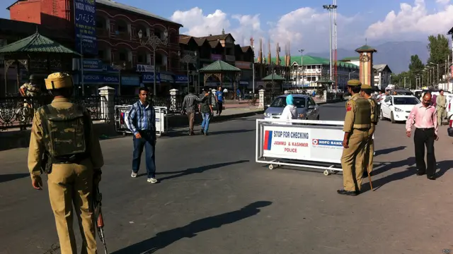  इस कॉन्सर्ट पर सारी दुनिया की निगाह है. लेकिन इसे लेकर हो रहे विरोध के चलते मुगल गार्डन के बाहर दुकानें बंद हैं, पुलिस का जबर्दस्त पहरा है. स्थानीय लोग इस बात से नाराज़ हैं. सड़कें खाली नज़र आ रही हैं.