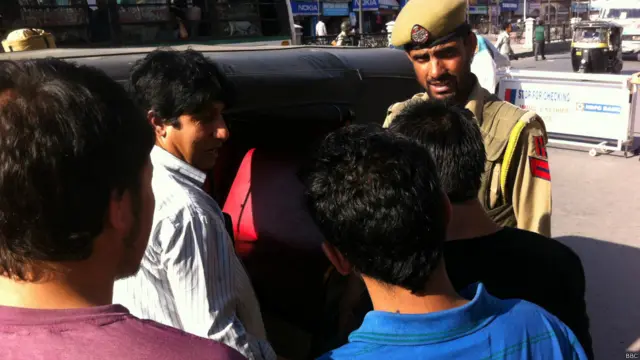 पूरे शहर की नाकेबंदी की गई है. हर जगह पुलिस तैनात है और पुलिस की गाड़ियां चक्कर लगाती नज़र आ रही हैं. पुलिस युवाओं की ख़ासतौर से तलाशी ले रही है. 